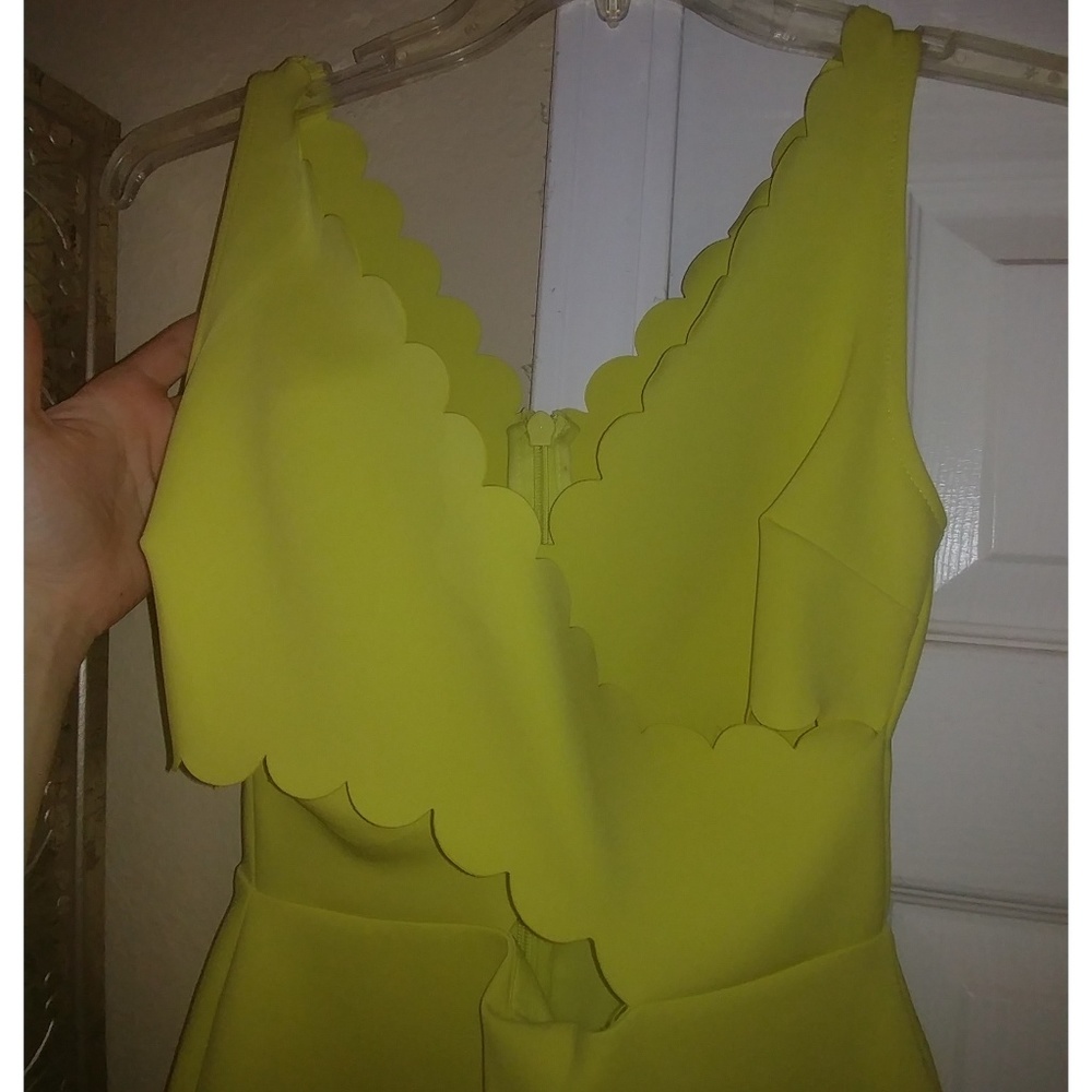 Sold!! TOPSHOP Cutout Scallop Edge Body-Con Dress - Picture 8 of 8